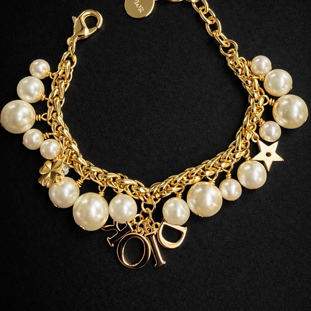 Gold bracelet with pearls